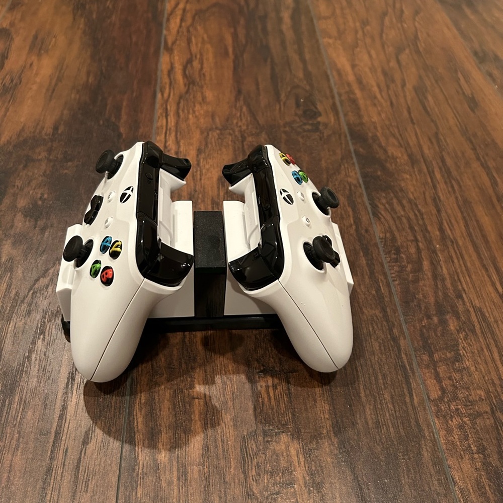 XBOX ONE 2 GAMING CONTROLLERS + CHARGING STATION